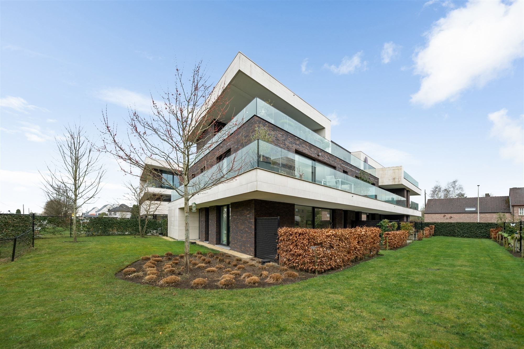 Gelijkvloers appartement in een knap project te Emblem foto {{pictureIndex}}