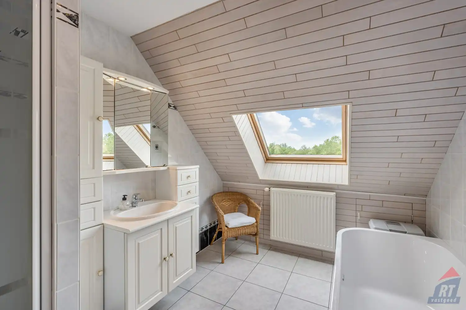 Instapklare open bebouwing met 4 slaapkamers, ruime tuin en dubbele garage in het groene Sint-Truiden foto 17
