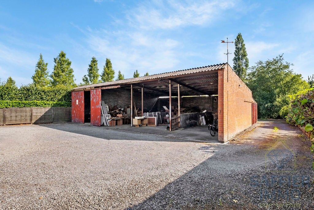 Ruime woning met loods op een perceel van 2200m². foto 4