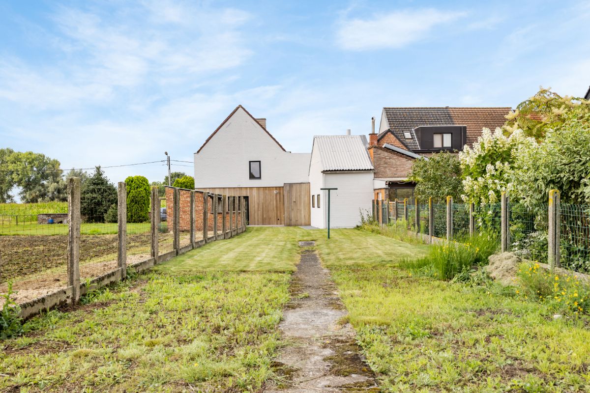 Instapklare, gerenoveerde woning met tuin en garage te Wieze. foto 21