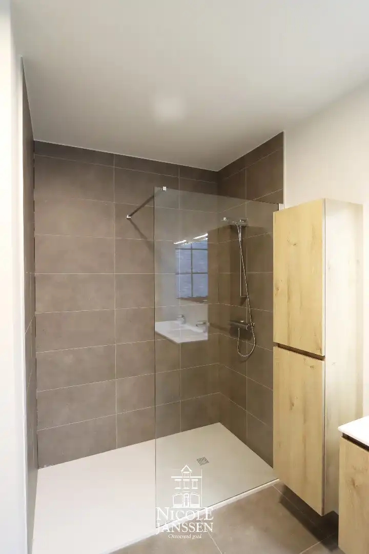 Nieuwbouwwoning met carport foto 11