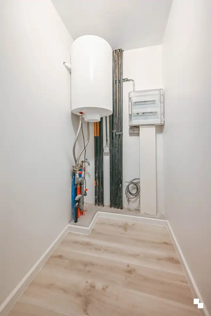 Gerenoveerd appartement met twee slaapkamers & airco in centrum Izegem foto 18