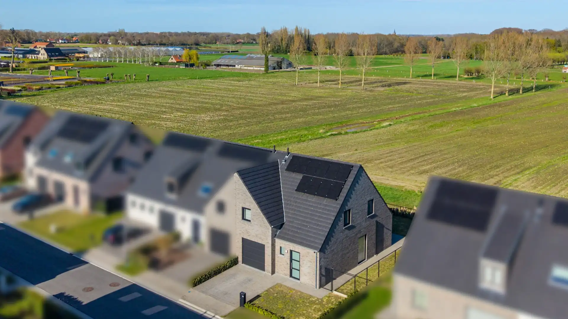 Kwaliteitsvolle recente woning (2022) met landelijk zicht foto {{pictureIndex}}