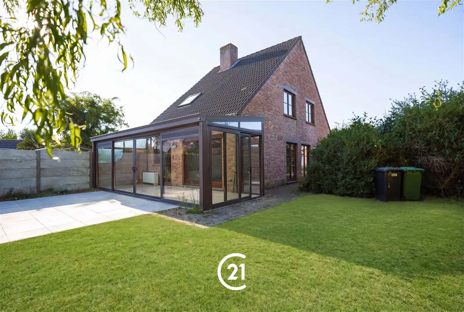 Halfopen bebouwing met garage in woonwijk te Drongen. foto 8