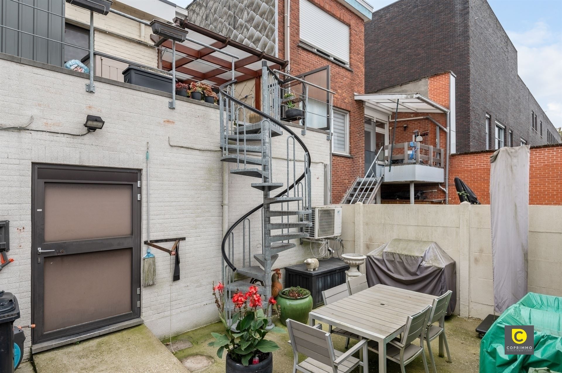 Handelsgelijksvloers met duplex appartement foto 8