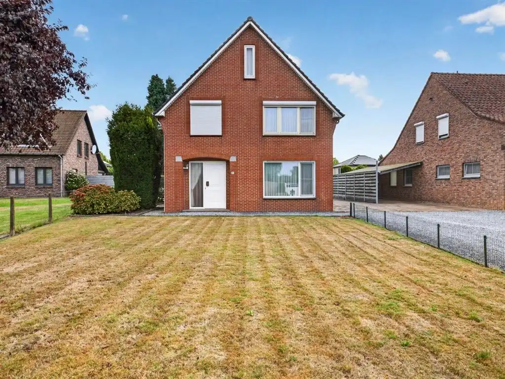 Verzorgde, vrijstaande woning, op te frissen naar eigen smaak foto 2