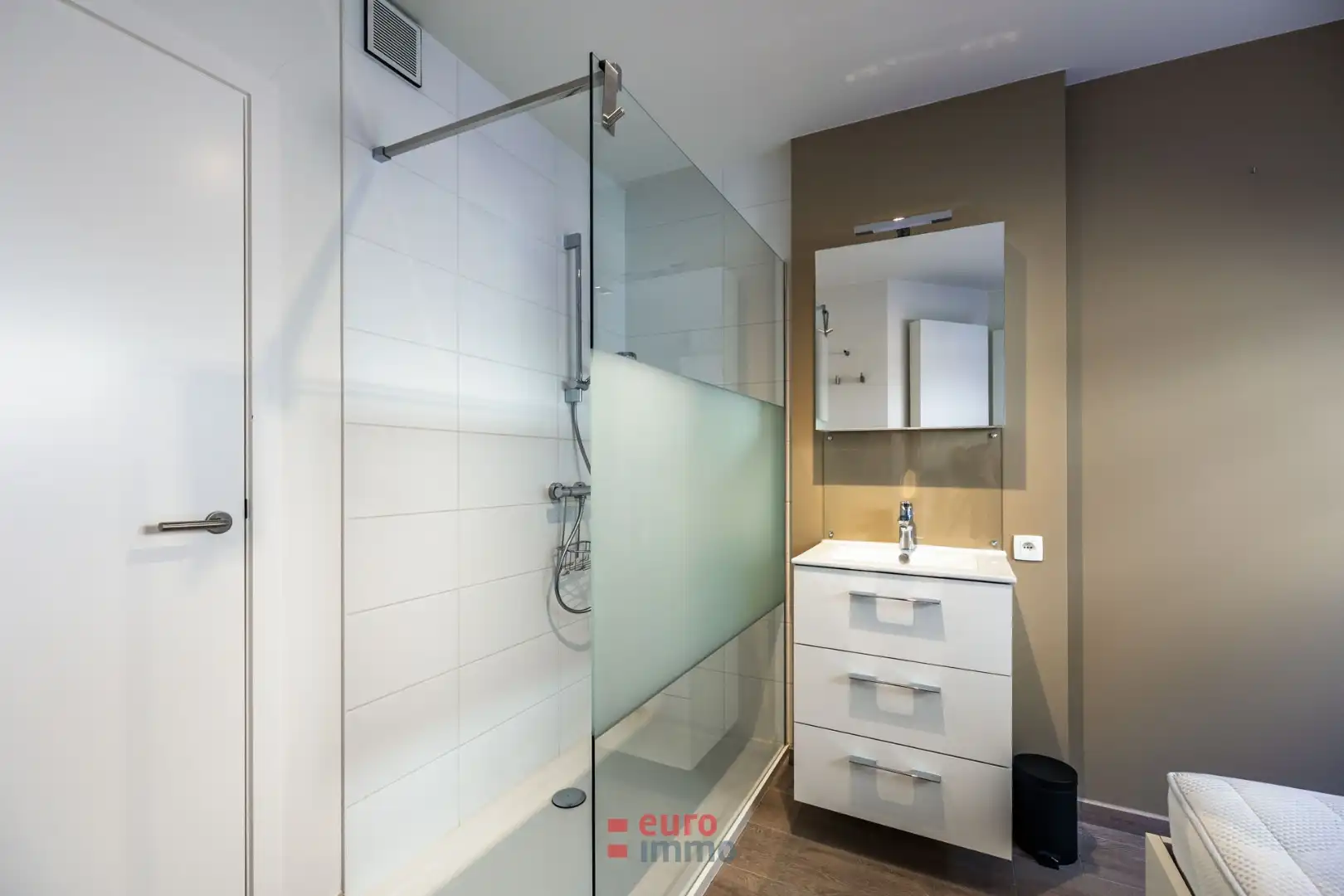 Exclusief duplex-appartement met 2 slaapkamers in het hartje van onze bruisende badstad! foto 9