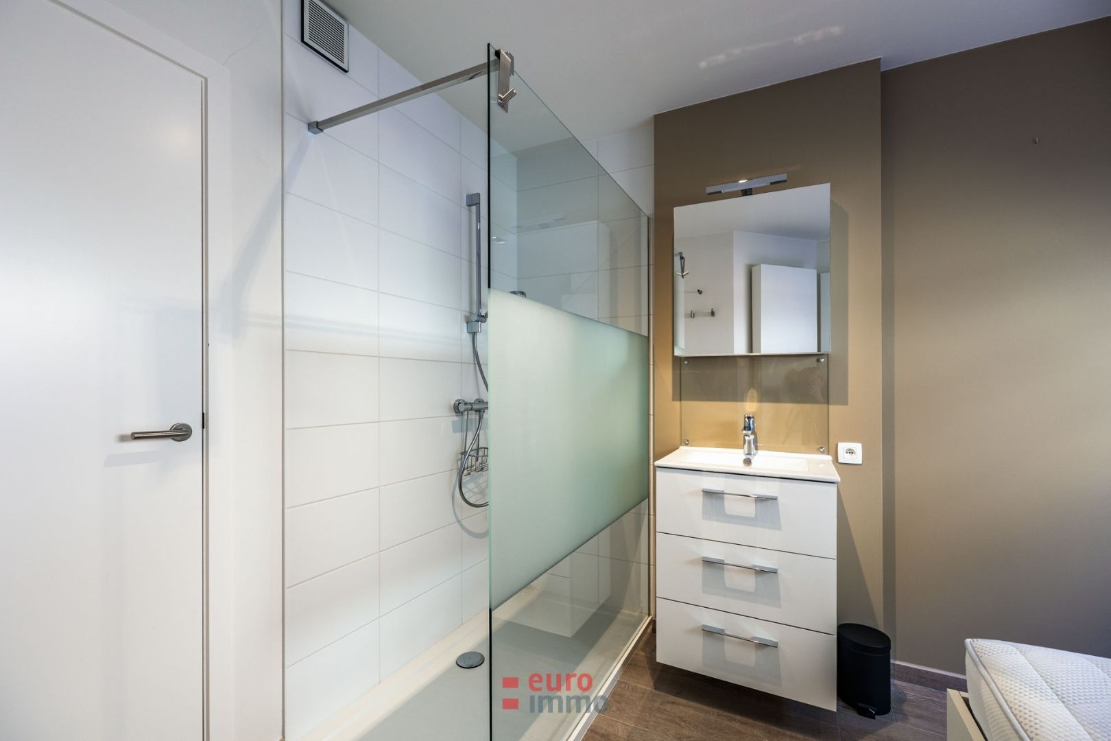 Exclusief duplex-appartement met 2 slaapkamers in het hartje van onze bruisende badstad! foto 9