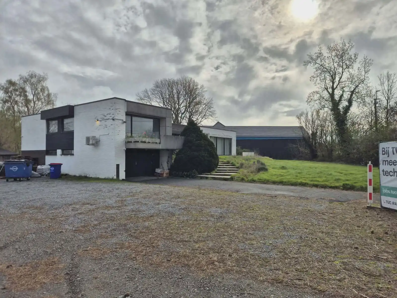 Kantoorgebouw met meerdere bureaus en extra opslagruimte foto 17