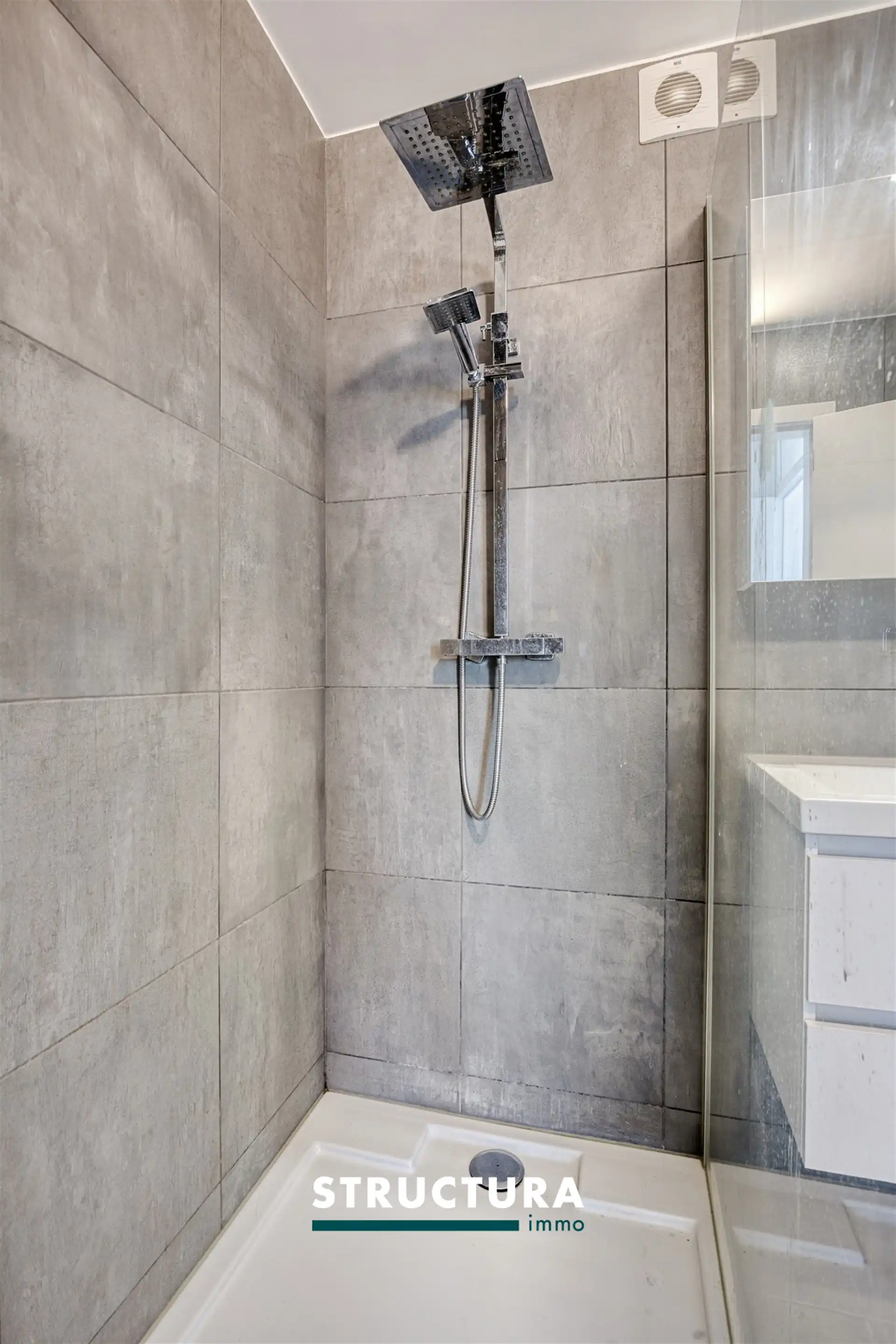 Gerenoveerd appartement op de eerste verdieping foto 12