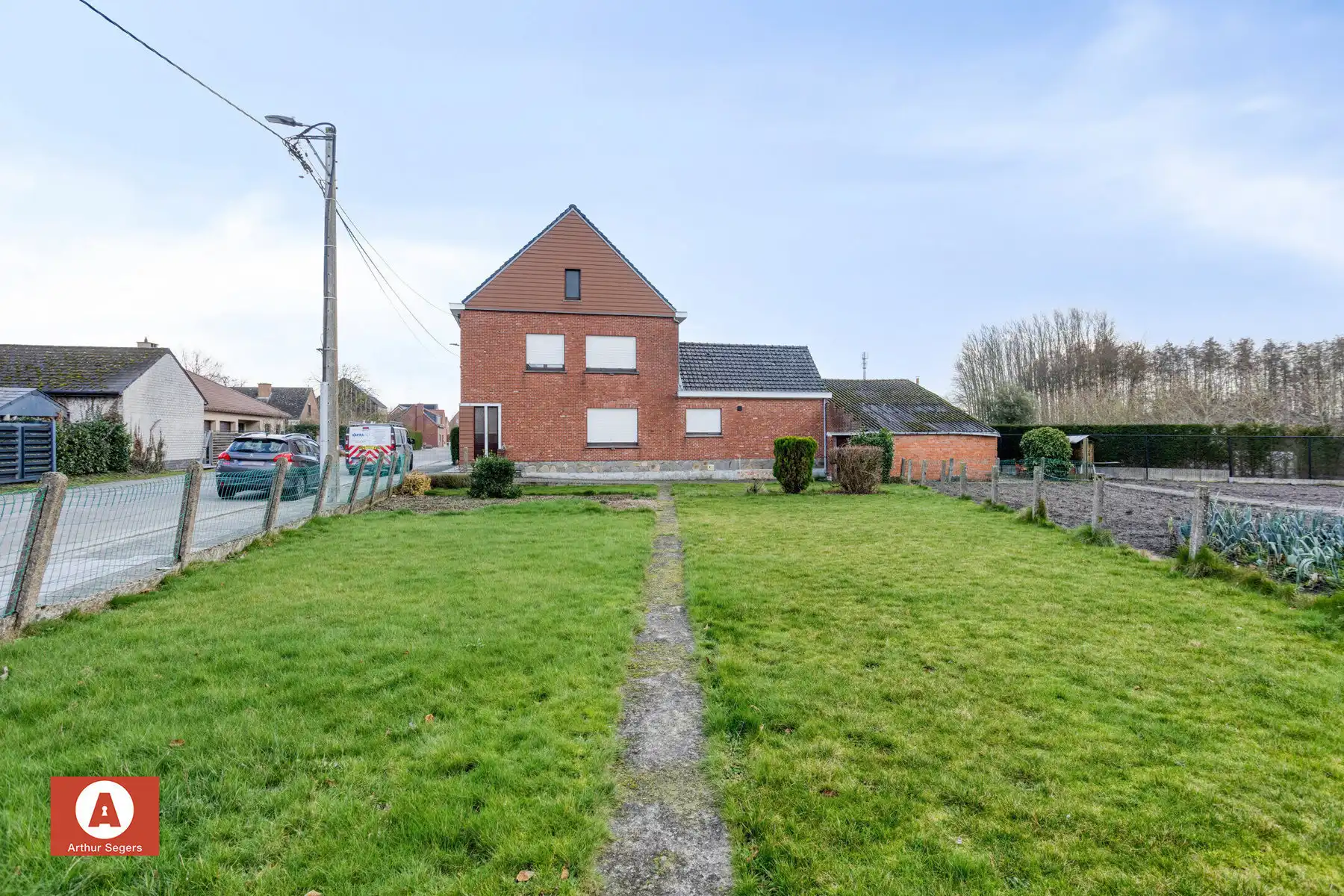 Halfopen bebouwing op zeer centrale ligging foto 32