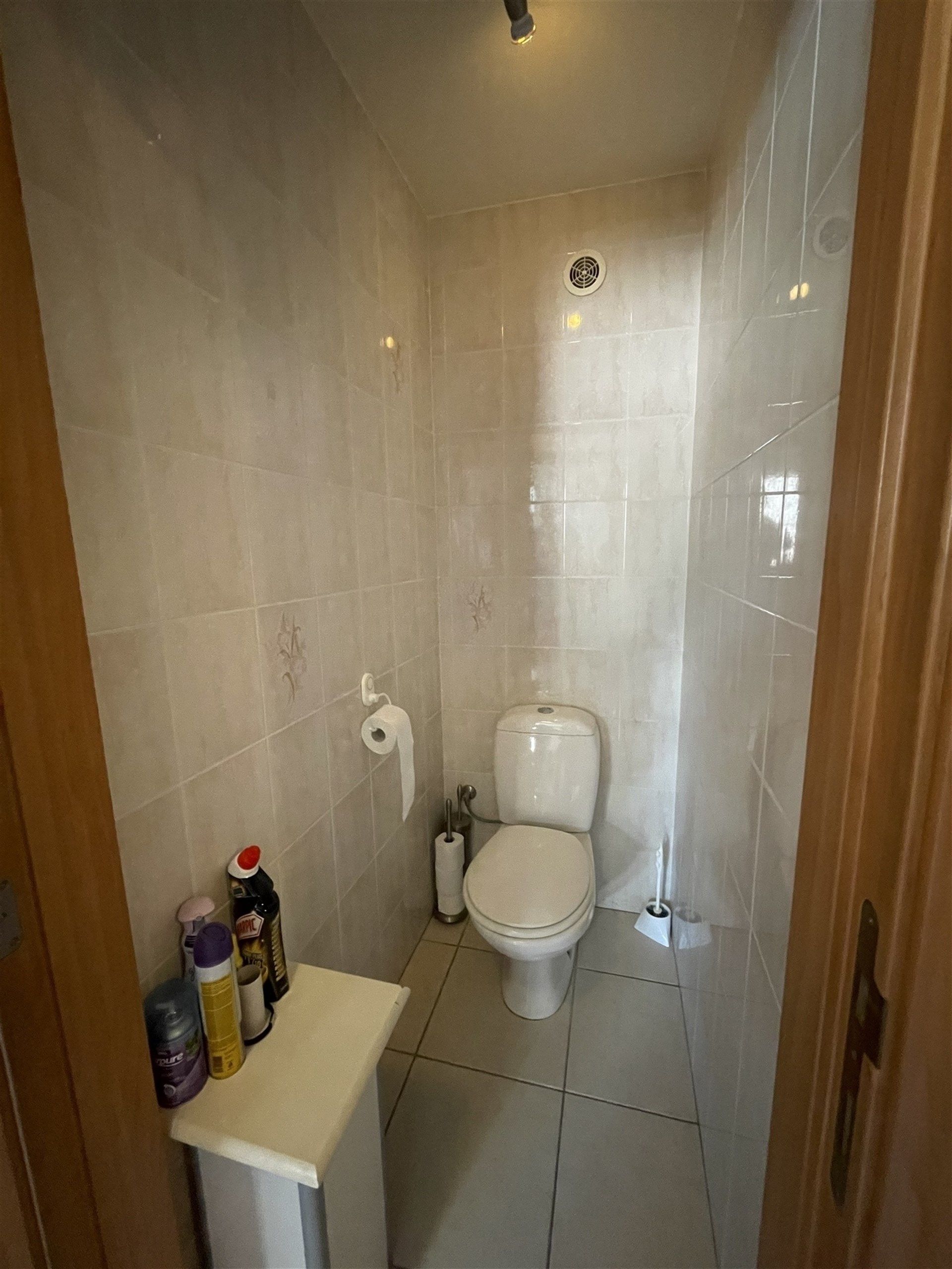 Gunstig gelegen 2 slaapkamer duplex appartement met garage.  foto 10