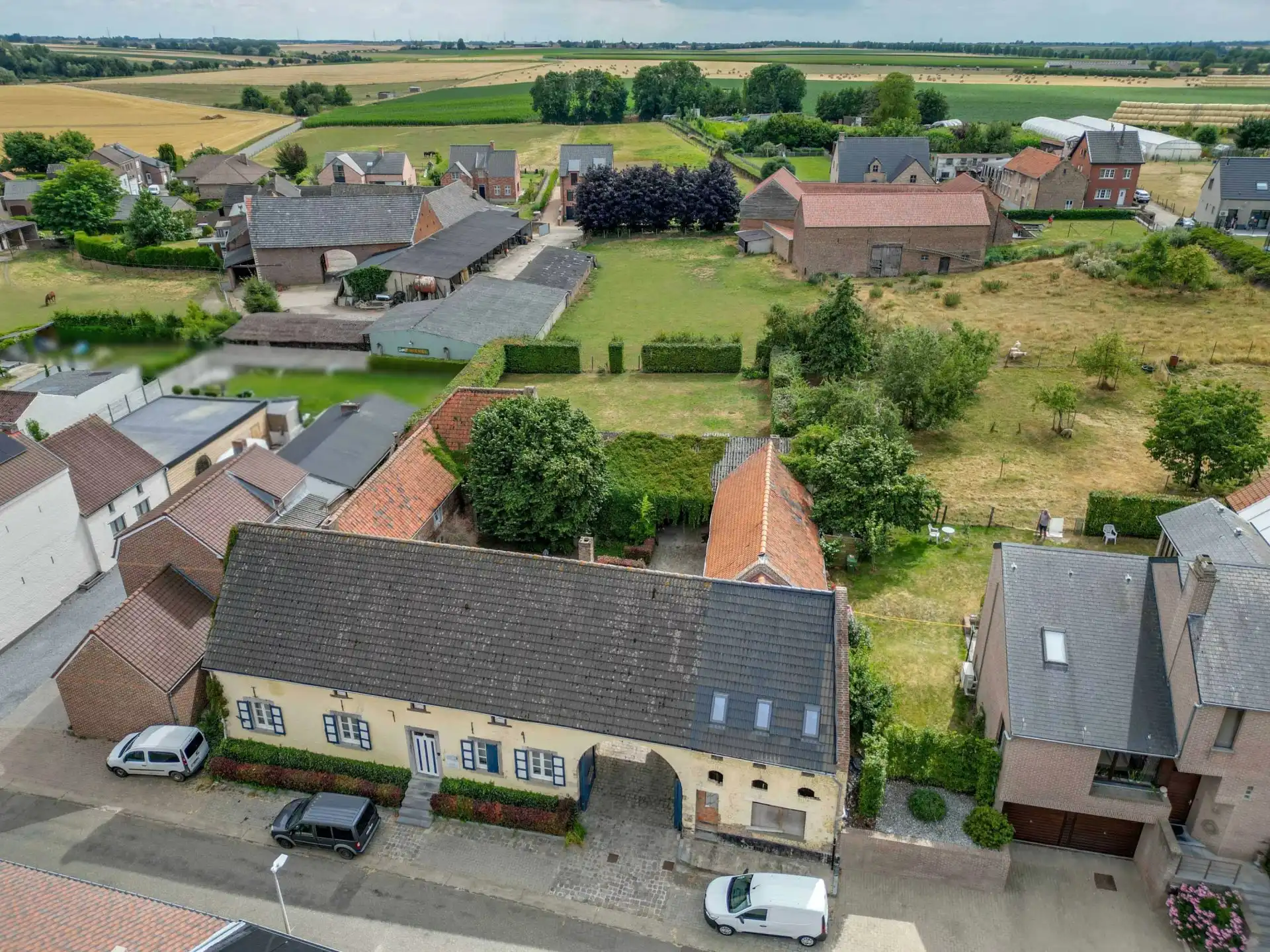 Karaktervolle vierkantshoeve met ruime binnenkoer foto 5