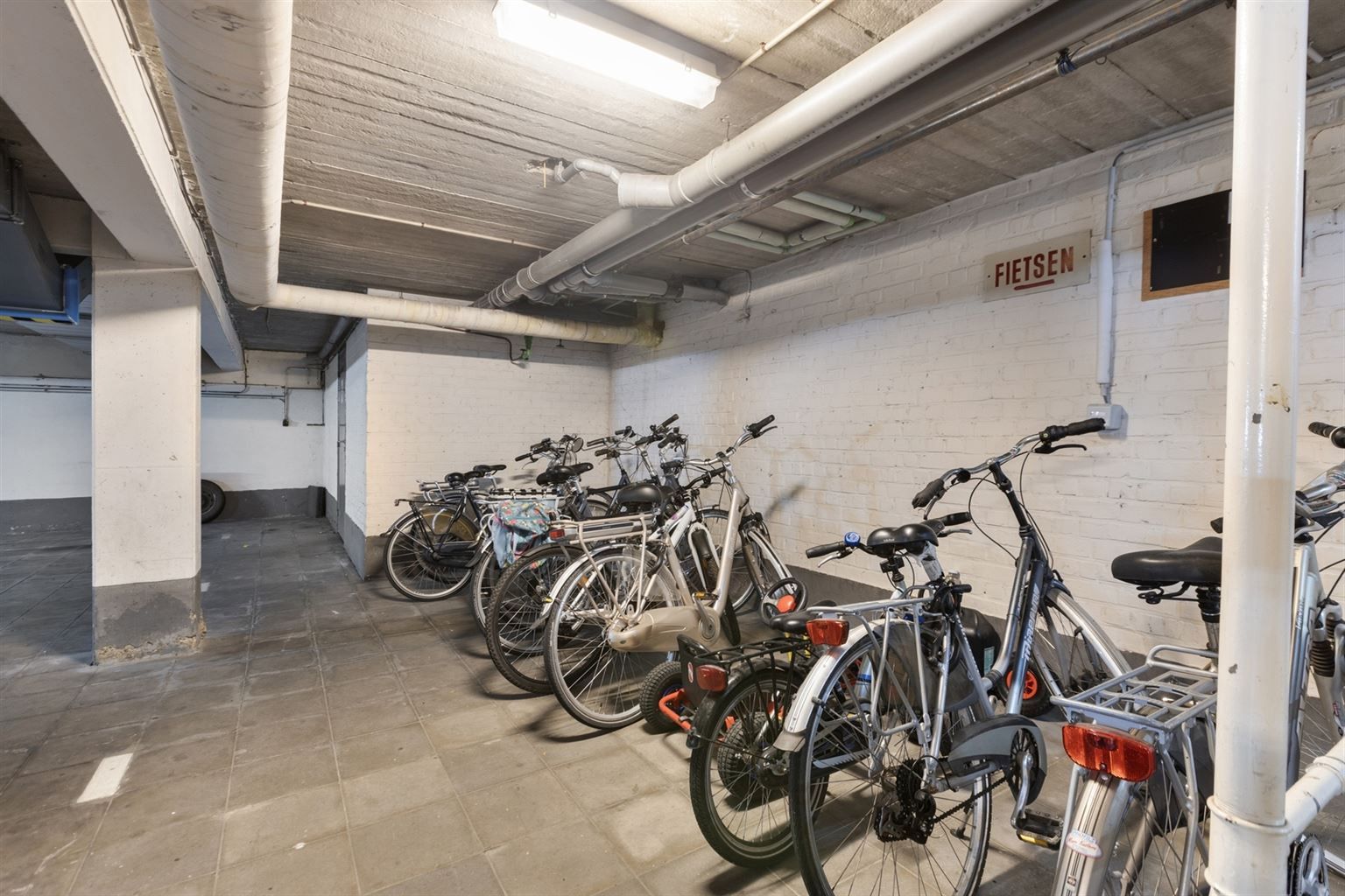 Ruim gelijkvloers 2-slaapkamer appartement met overdekt terras, ondergrondse autostaanplaats en aparte berging, gelegen vlakbij het centrum van Maaseik. foto 22