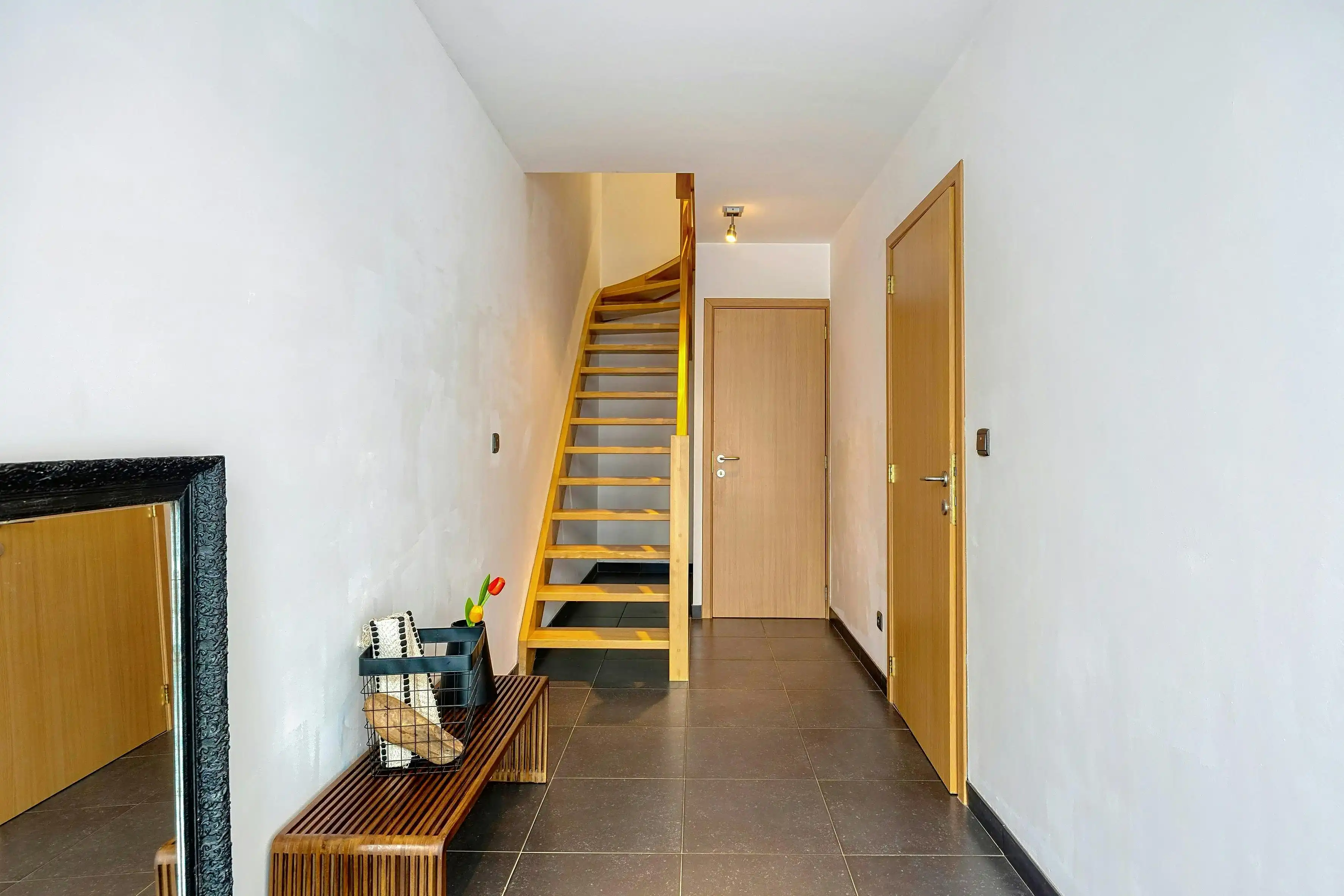 Instapklare bel-etage met 3 slaapkamers en zonnige tuin in hartje Eeklo foto 3