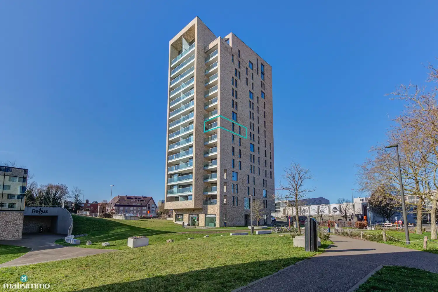 MODERN AFGEWERKT APPARTEMENT MET OVERDEKT TERRAS, KELDERBERGING EN RUIME AUTOSTAANPLAATS NABIJ HASSELT CENTRUM foto {{pictureIndex}}