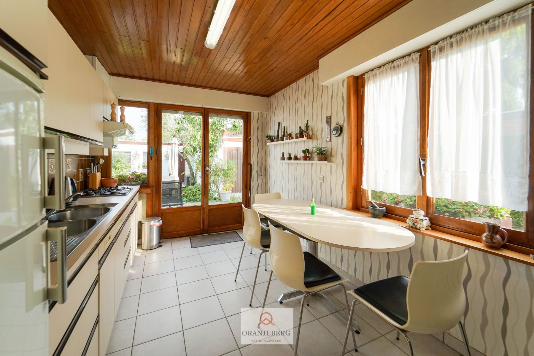 COMPROMIS IN OPMAAK! Charmante halfopen woning met oprit, tuin én garage te koop nabij UZ foto 11