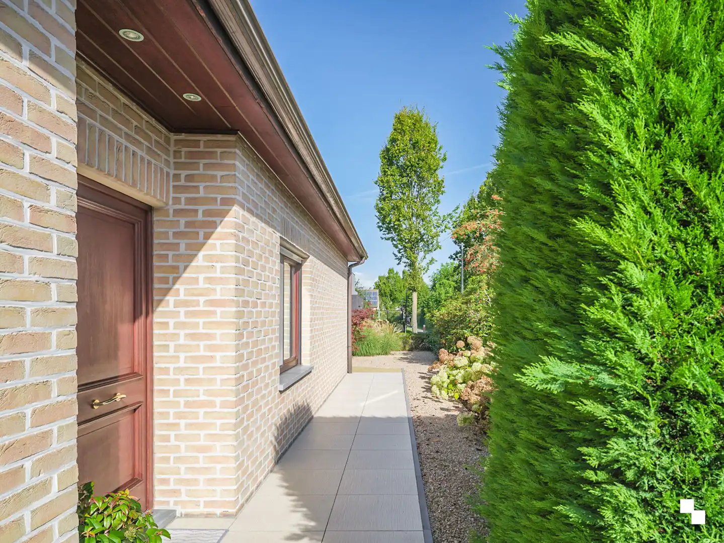 Laagbouwvilla in gegeerde straat met aangename tuin foto 2