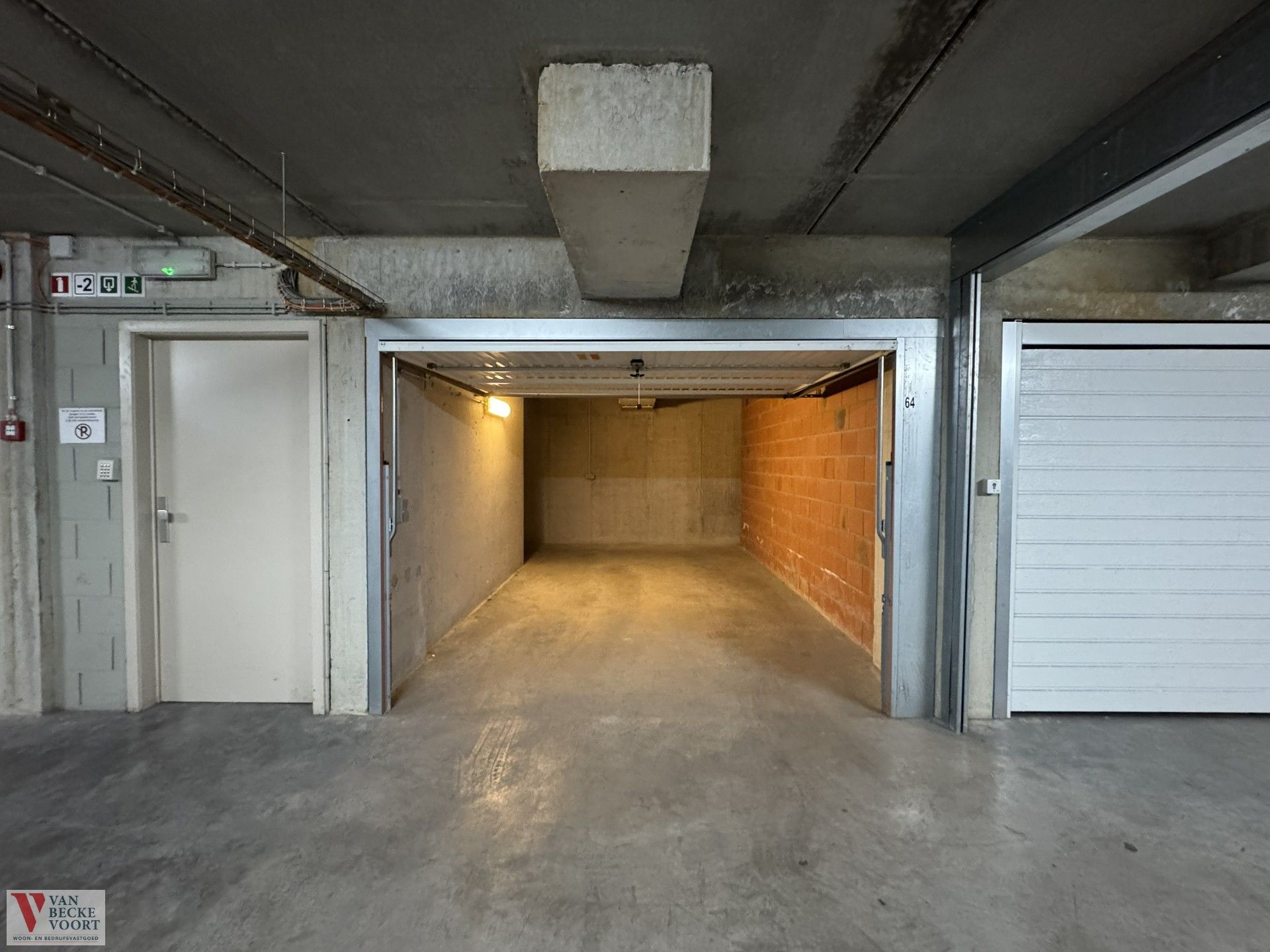 Ruime garagebox vlakbij Jachthaven foto {{pictureIndex}}