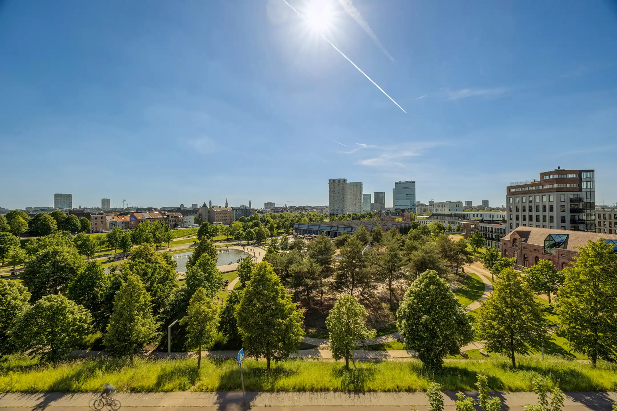 Lichtrijk hoekappartement met open zicht aan Damplein foto 9