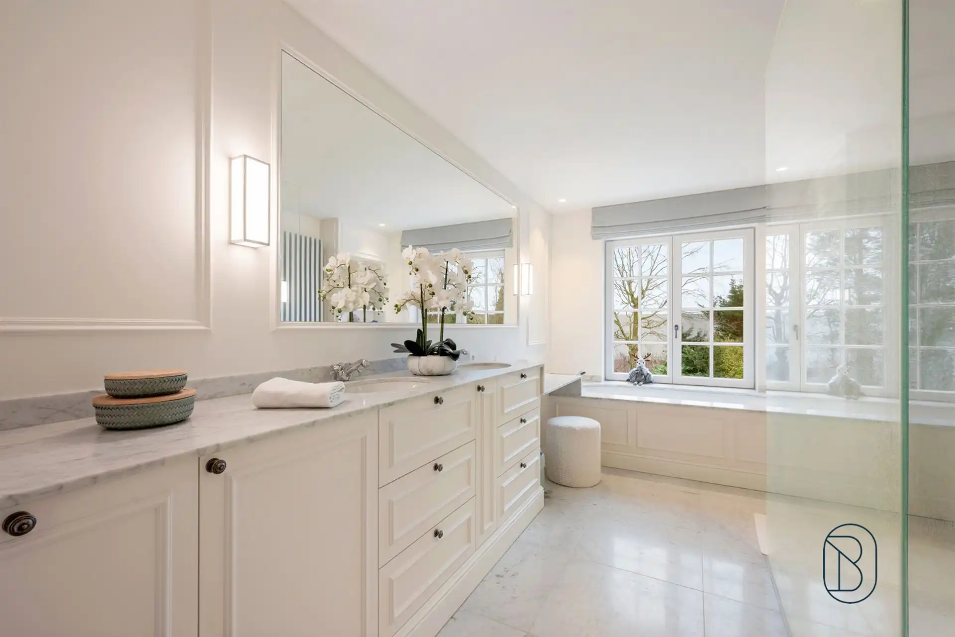 Prachtig afgewerkte franse villa met bijgebouw en zwembad foto 39