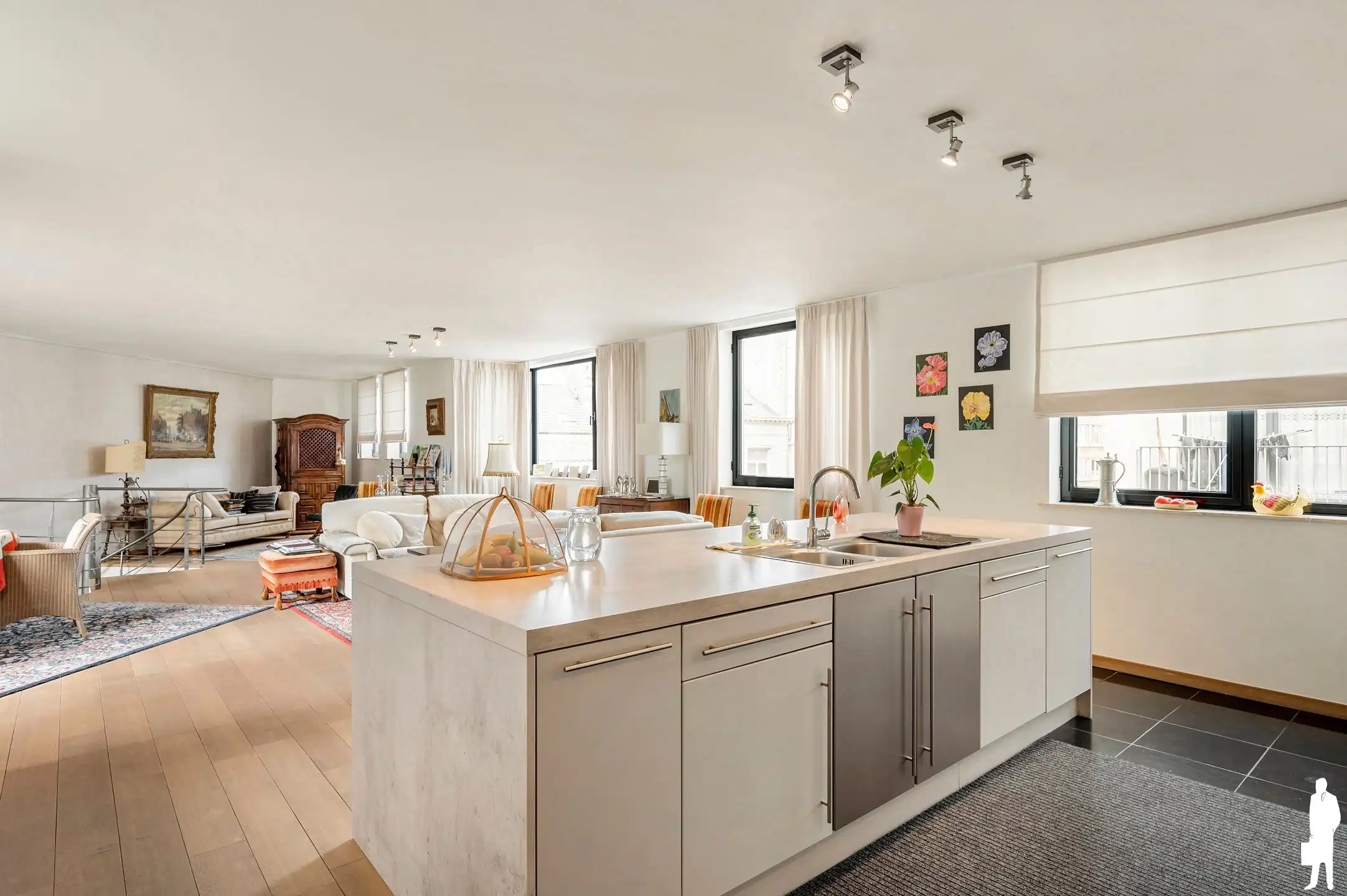 Lichtrijk duplex appartement met uitzonderlijk brede gevel foto 2