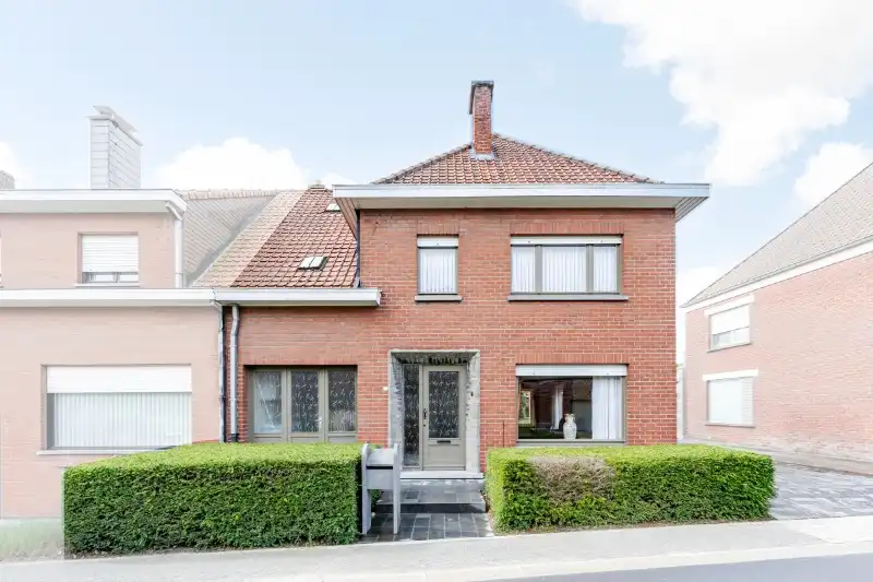 Hooglede-centrum. Charmante | ruime | half open bebouwing op 740m2 met > 4 slaapkamers, apart bijgebouw van +/- 60m2. Ideaal voor gezinnen / extra polyvalente ruimtes, ideaal gelegen. foto 24