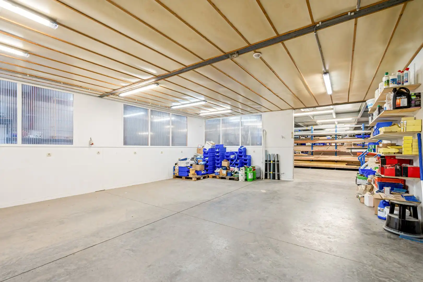 Vernieuwd magazijn (ca. 570m²) op een ruim perceel van 1608m² - Kortemark foto 7