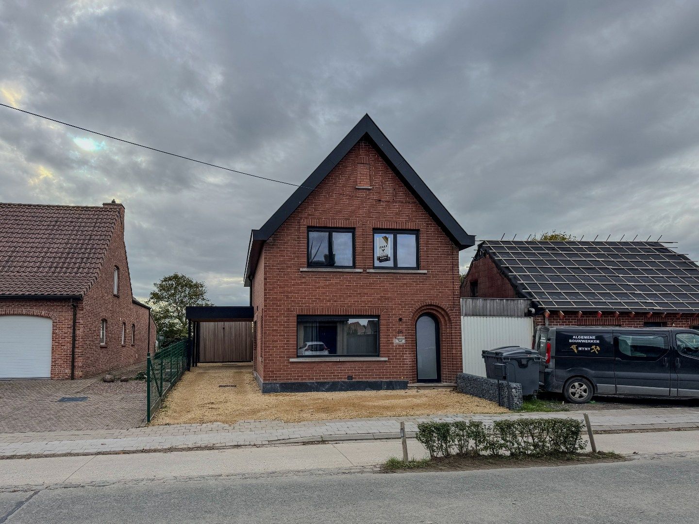 Volledig gerenoveerde woning met 3 slaapkamers, carport en tuin. foto 18