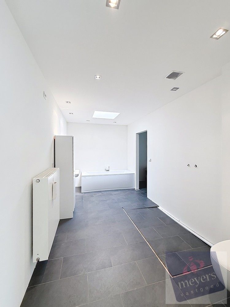 Ruime en energiezuinige gezinswoning met praktijk-/handelsruimte op toplocatie in Spalbeek foto 16