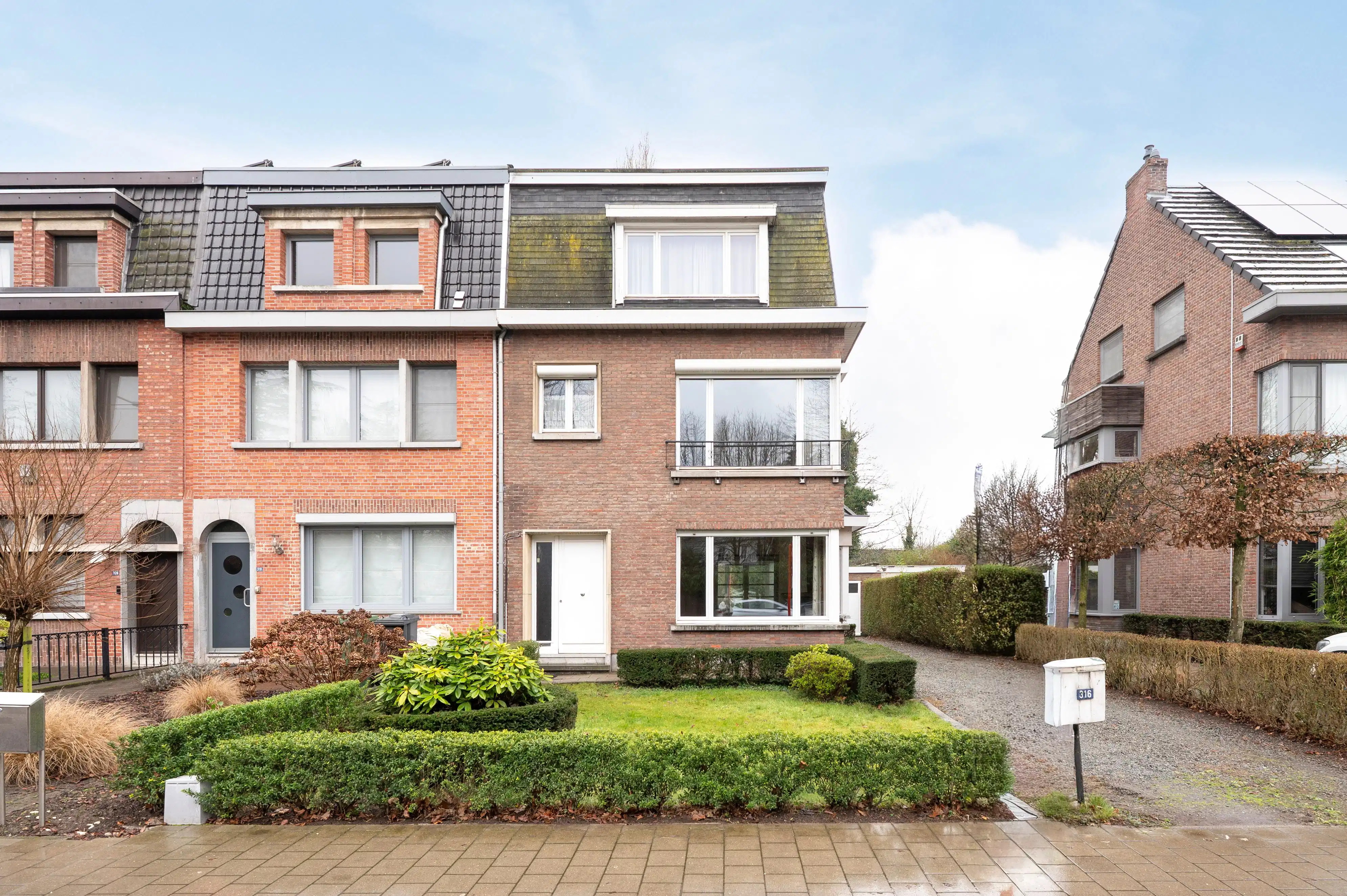 Halfopen bebouwing met veel potentieel, zonnige tuin en garage in Kapellen! foto 2