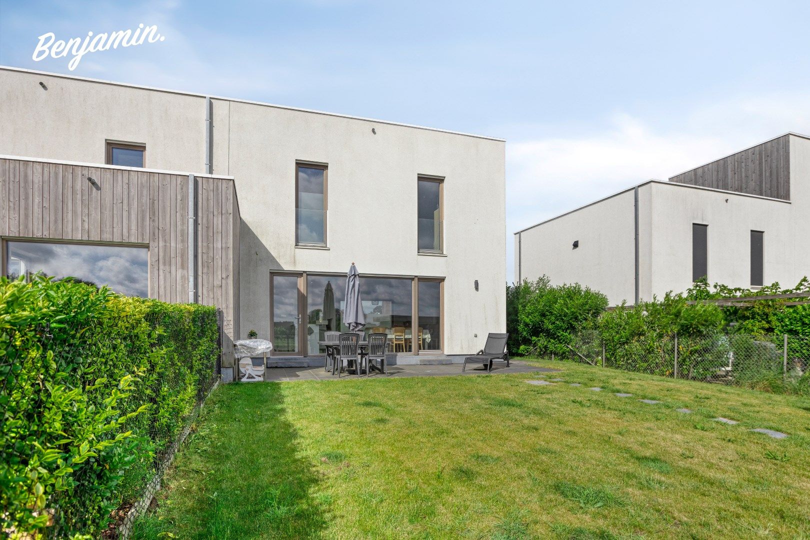 Instapklare halfopen woning met 3 slaapkamers en zonnige tuin in Ieper foto {{pictureIndex}}