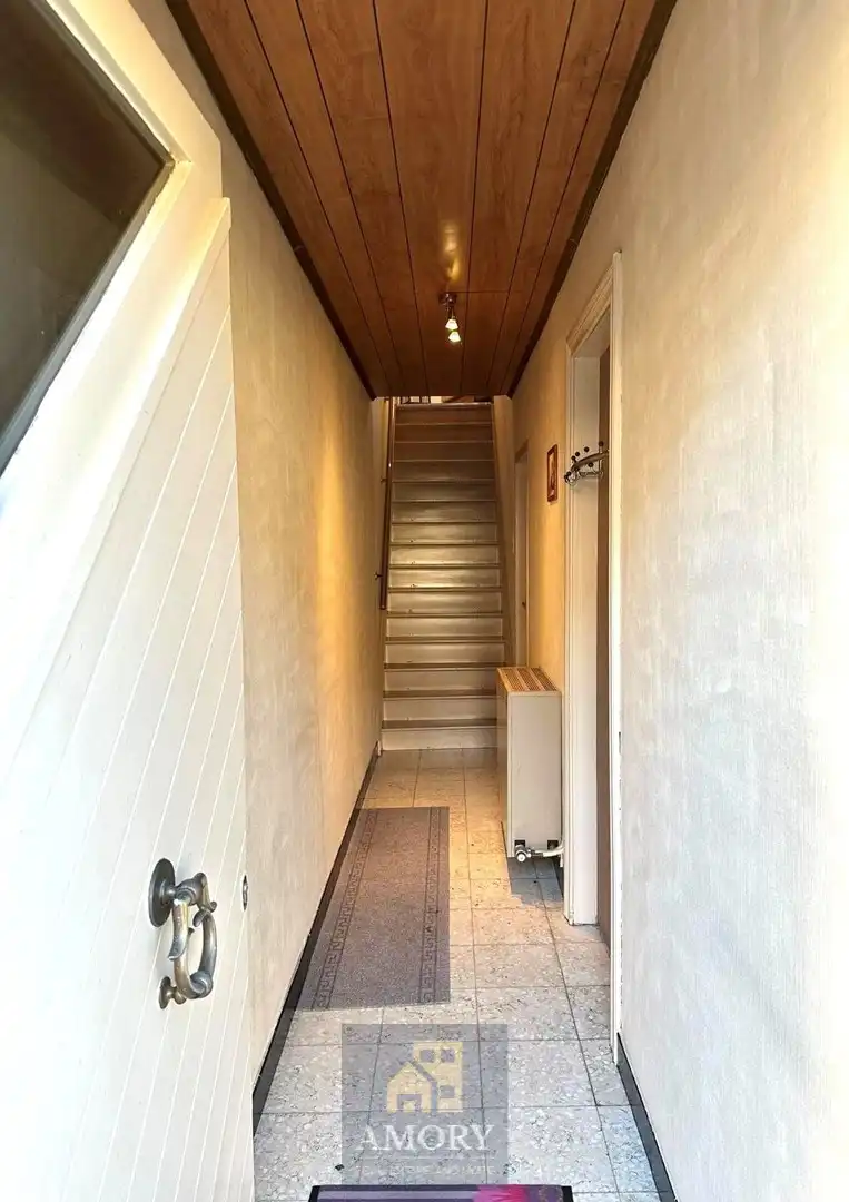 Halfopen woning met dubbele garage foto 2
