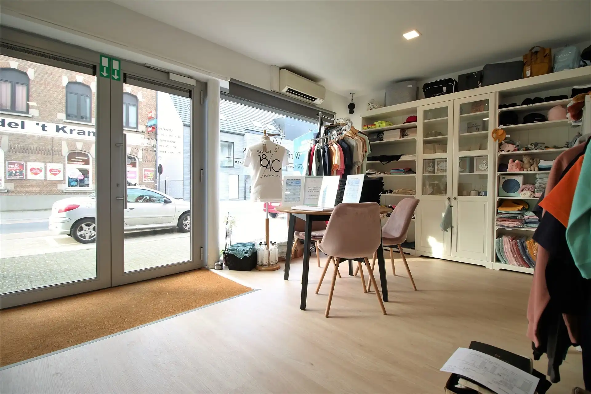 Handelspand aan het station foto 4