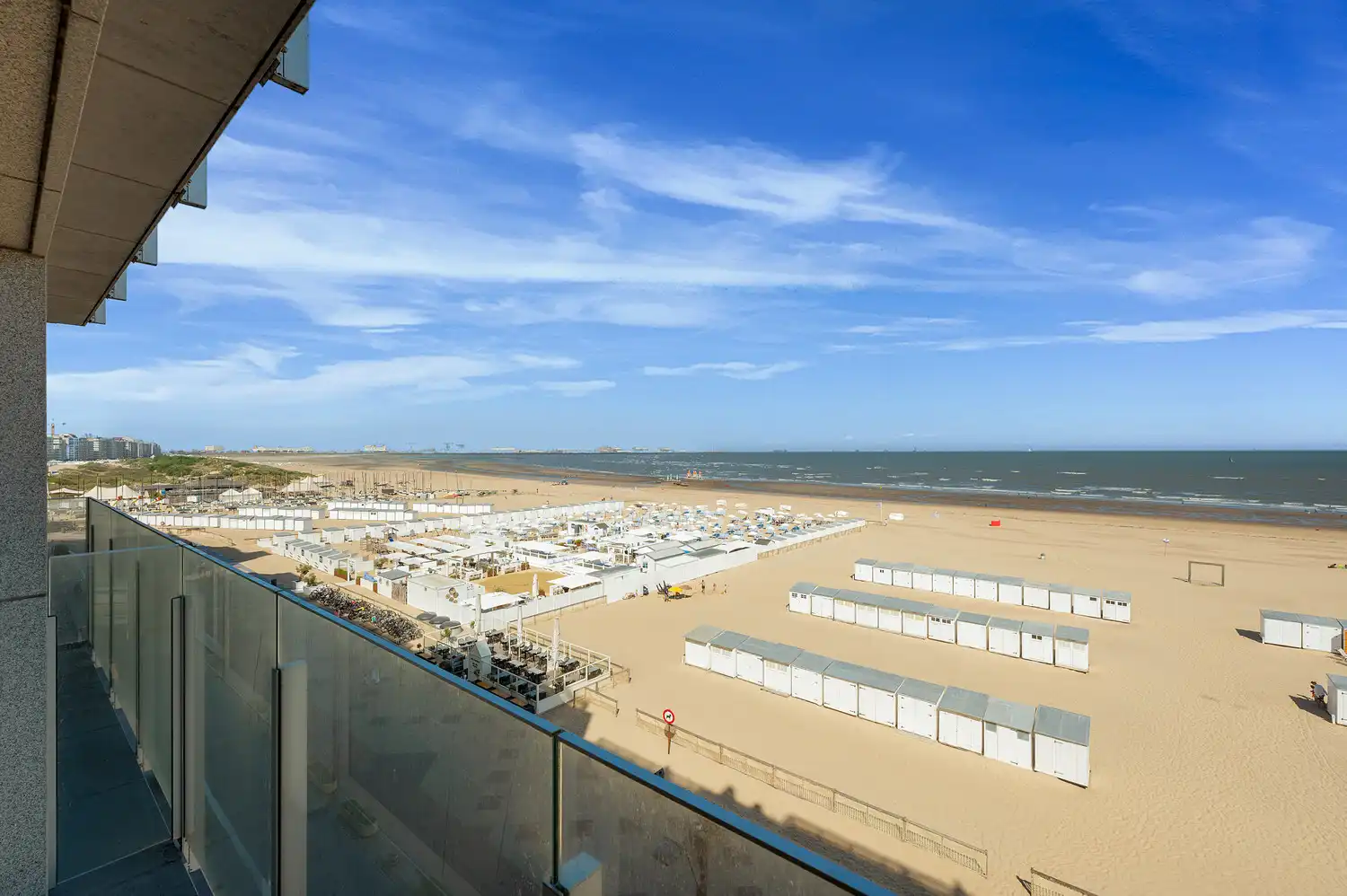 Recent gerenoveerde studio met frontaal zeezicht – Residentie The Beach, Zeedijk, Duinbergen foto 8