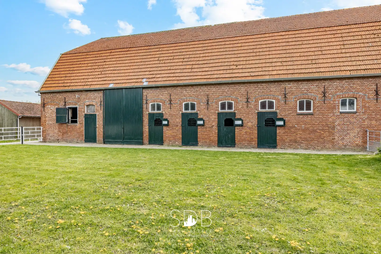 Landelijke woning met authentiek gastenhuis, stalgebouw, graslanden en buitenpiste op 20.285m² foto 27