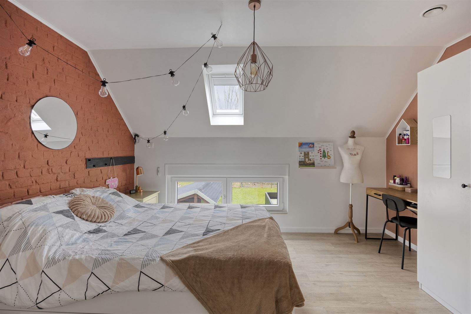 Instapklaar driegevel woning in groene omgeving foto 22