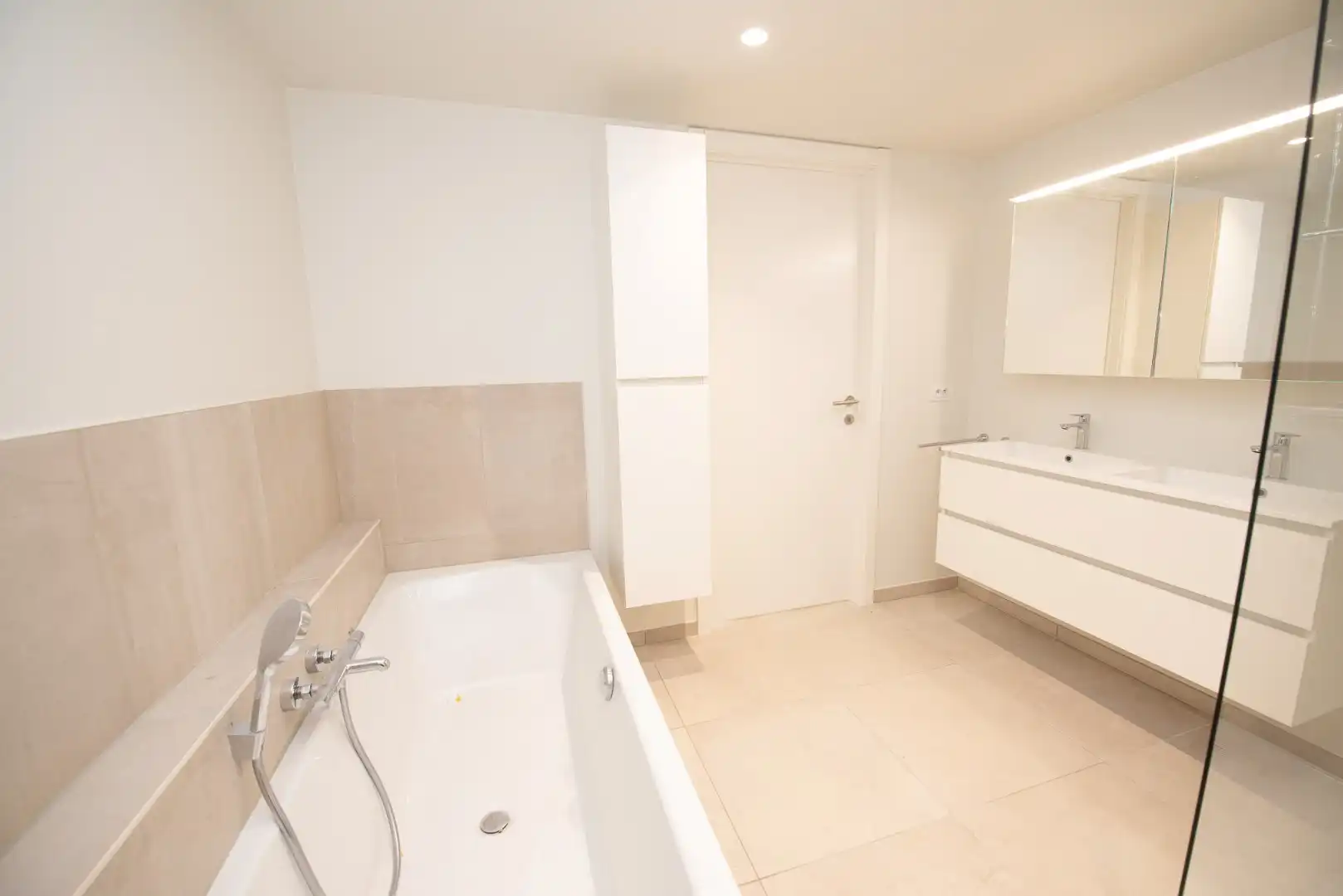 Recent appartement op topligging  TE HUUR in centrum Waregem! foto 17