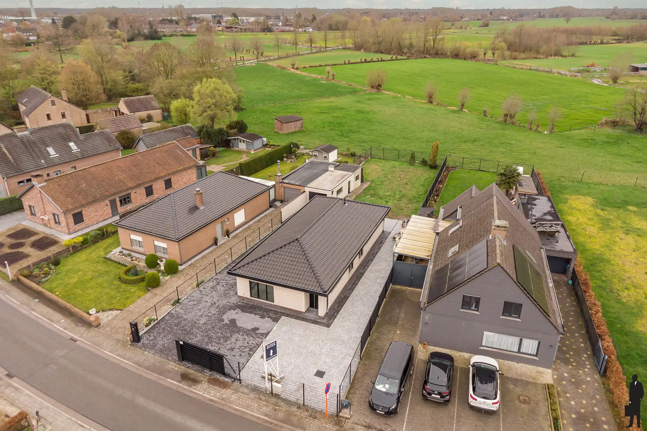 Gerenoveerde bungalow met weids uitzicht en externe garage foto {{pictureIndex}}