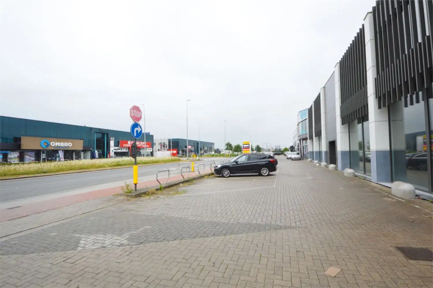** IN OPTIE ** COMMERCIEEL GEBOUW BAANLOCATIE MET PARKING NABIJ MCDONALDS foto 3