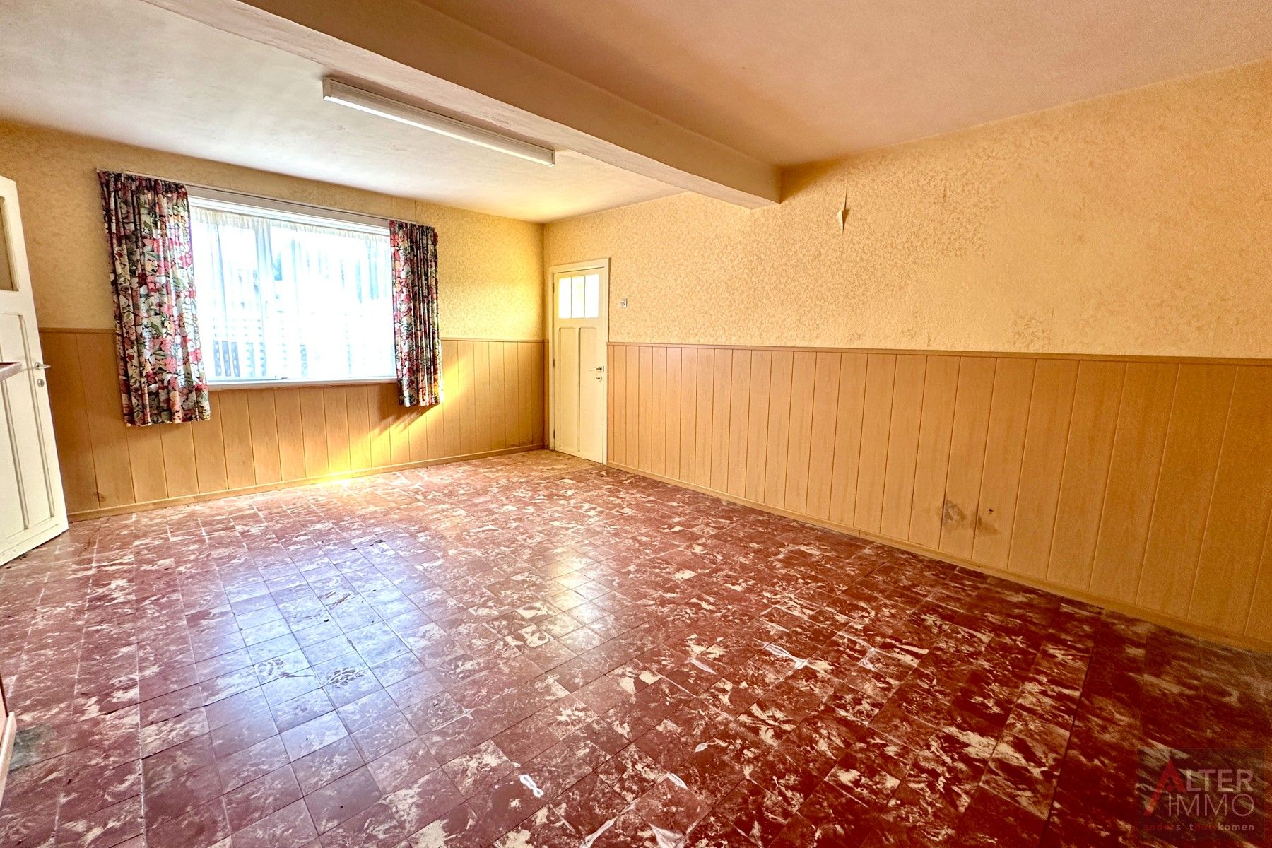Te renoveren woning uit 1949 met achterbouw en garage op een hoekperceel van 5a 24ca. Deze open bebouwing ligt in een residentiële buurt. foto 11