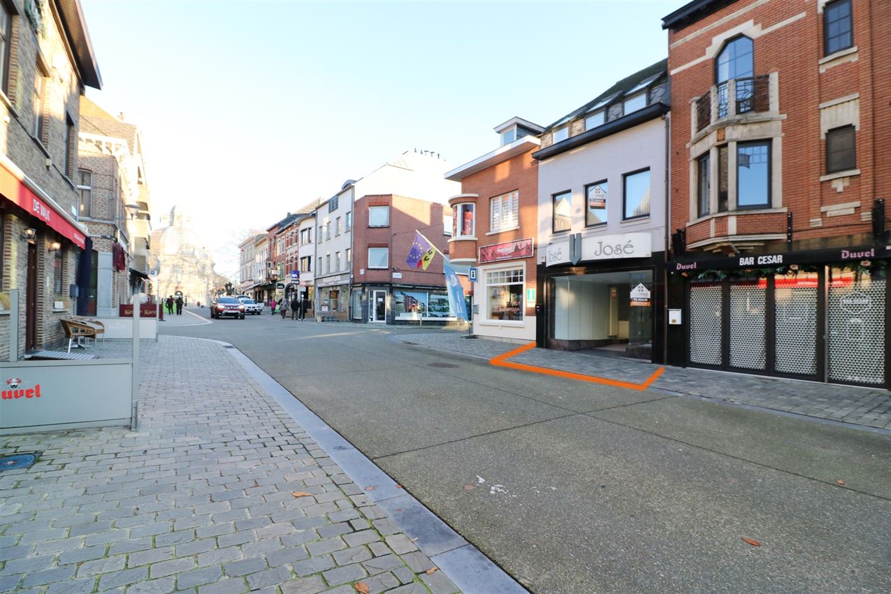 Tip top in orde, uitstekend gelegen handelszaak in centrum foto {{pictureIndex}}