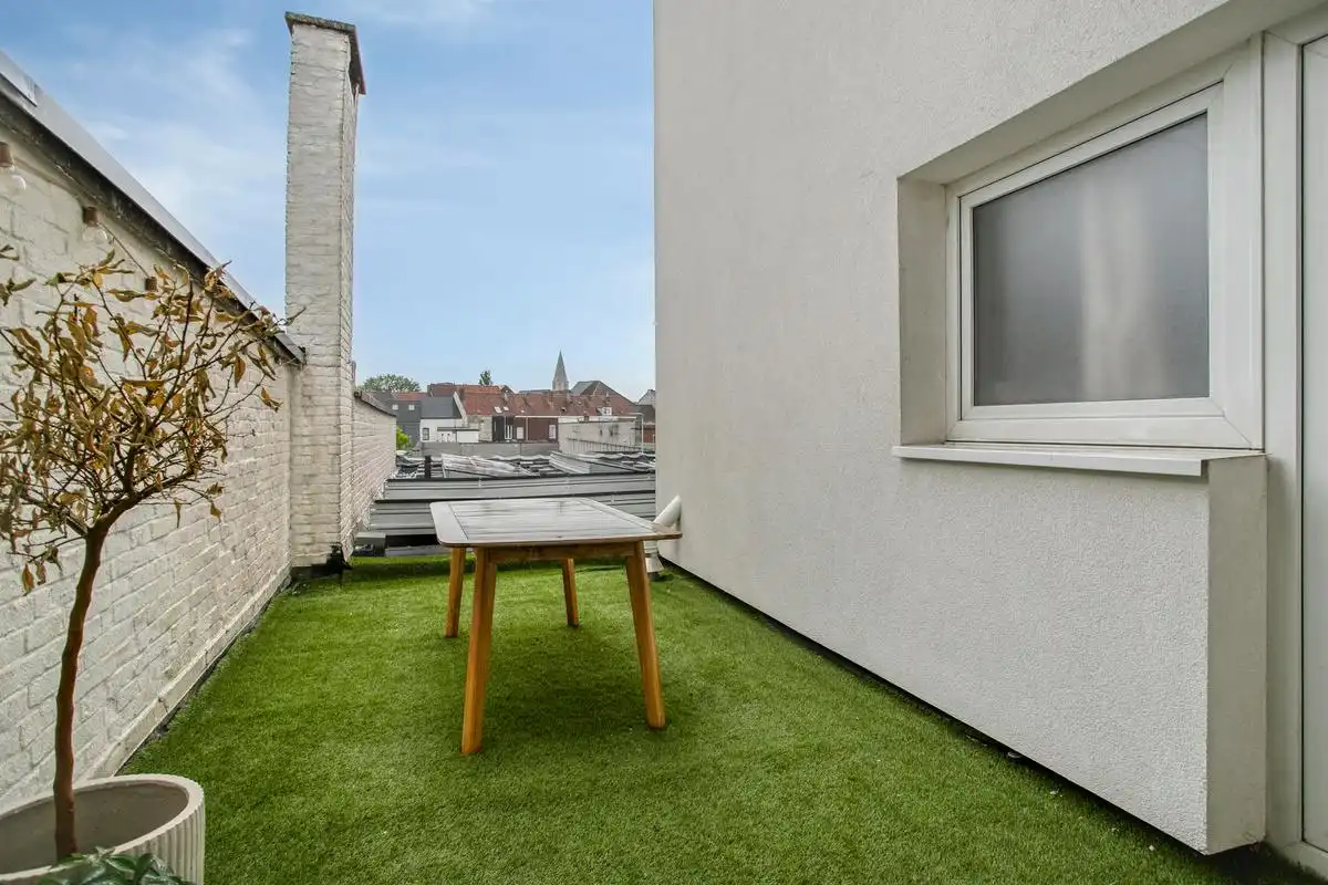 Unieke eigendom met loods en 2 gerenoveerde appartementen  foto 8