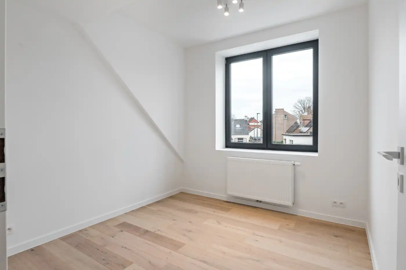 Prachtig gerenoveerde open bebouwing met 3 slpk. en autostaanplaats foto 17