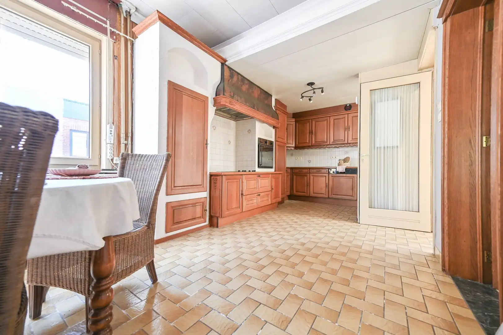 Ruime woning met 3 slaapkamers, vernieuwd dak en vergund schoonheidssalon. foto 11