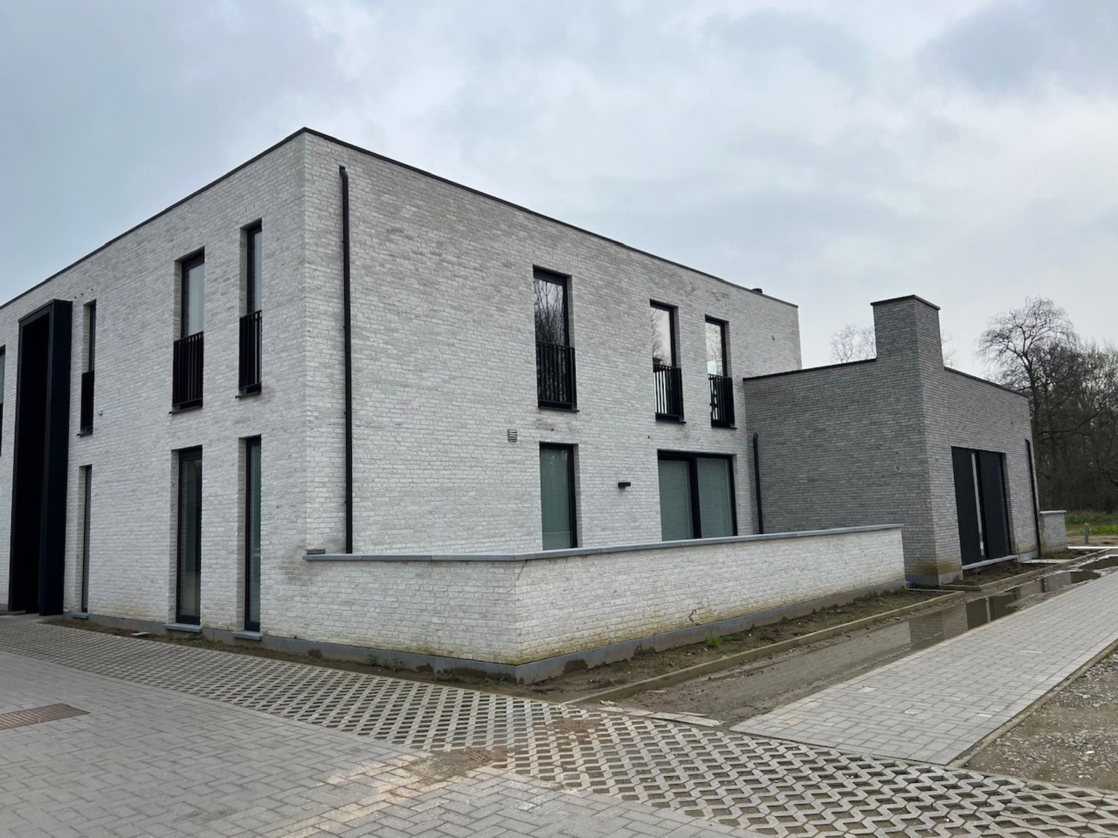 App (2023) met 2 slpk, groot terras (60m²) en carport foto {{pictureIndex}}