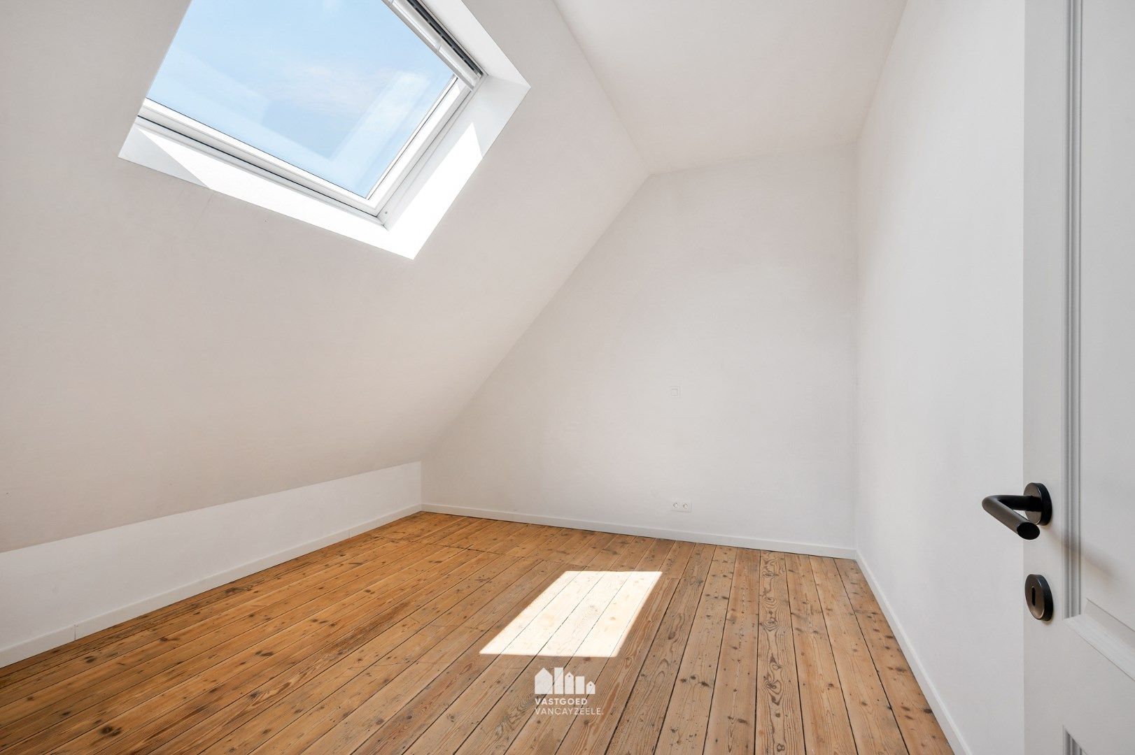 Volledig gerenoveerde herenwoning met grote koer op centrale ligging.  foto 25