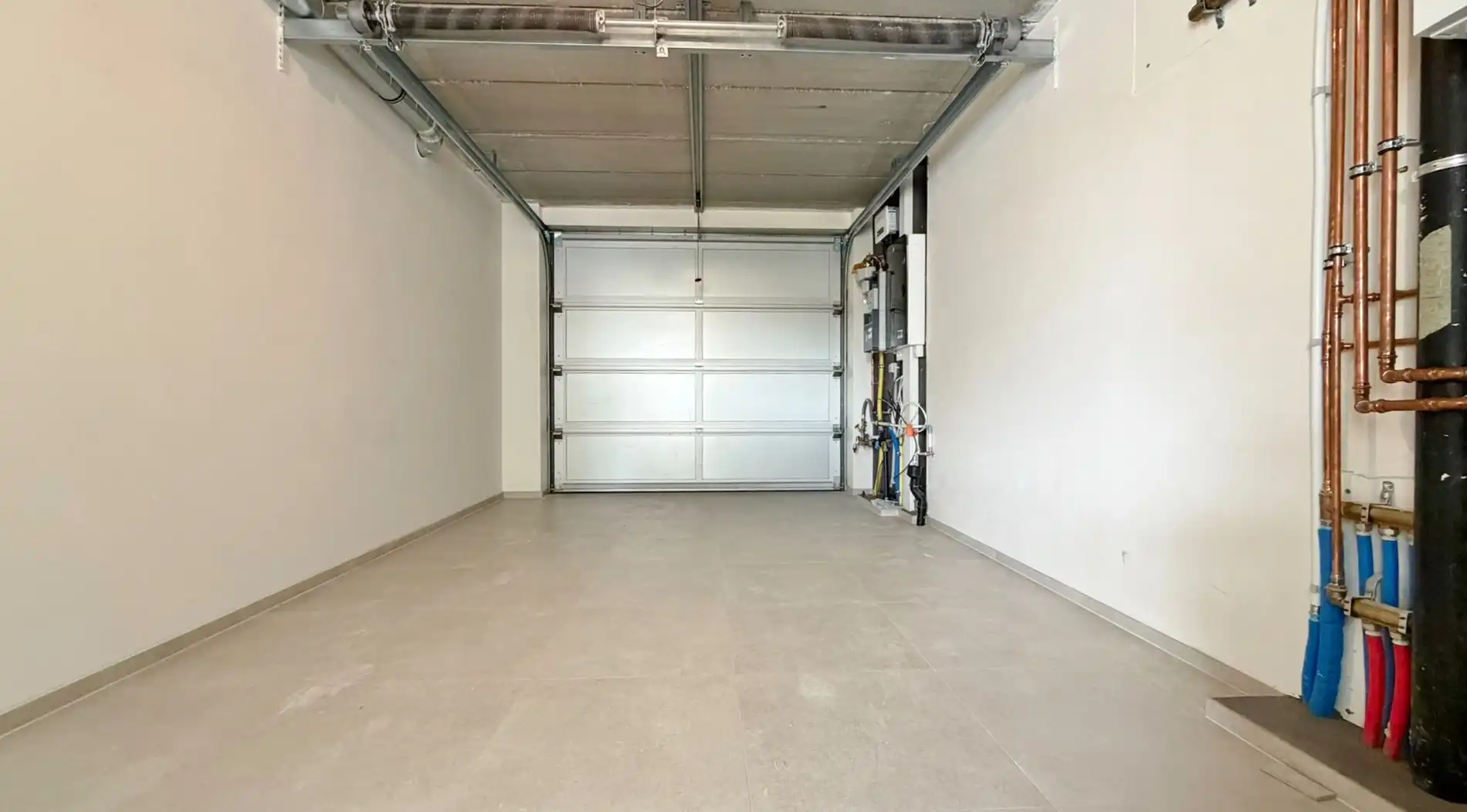 Nieuwbouwwoning met 5 slaapkamers, zonnige tuin en 2 garages te huur foto 7