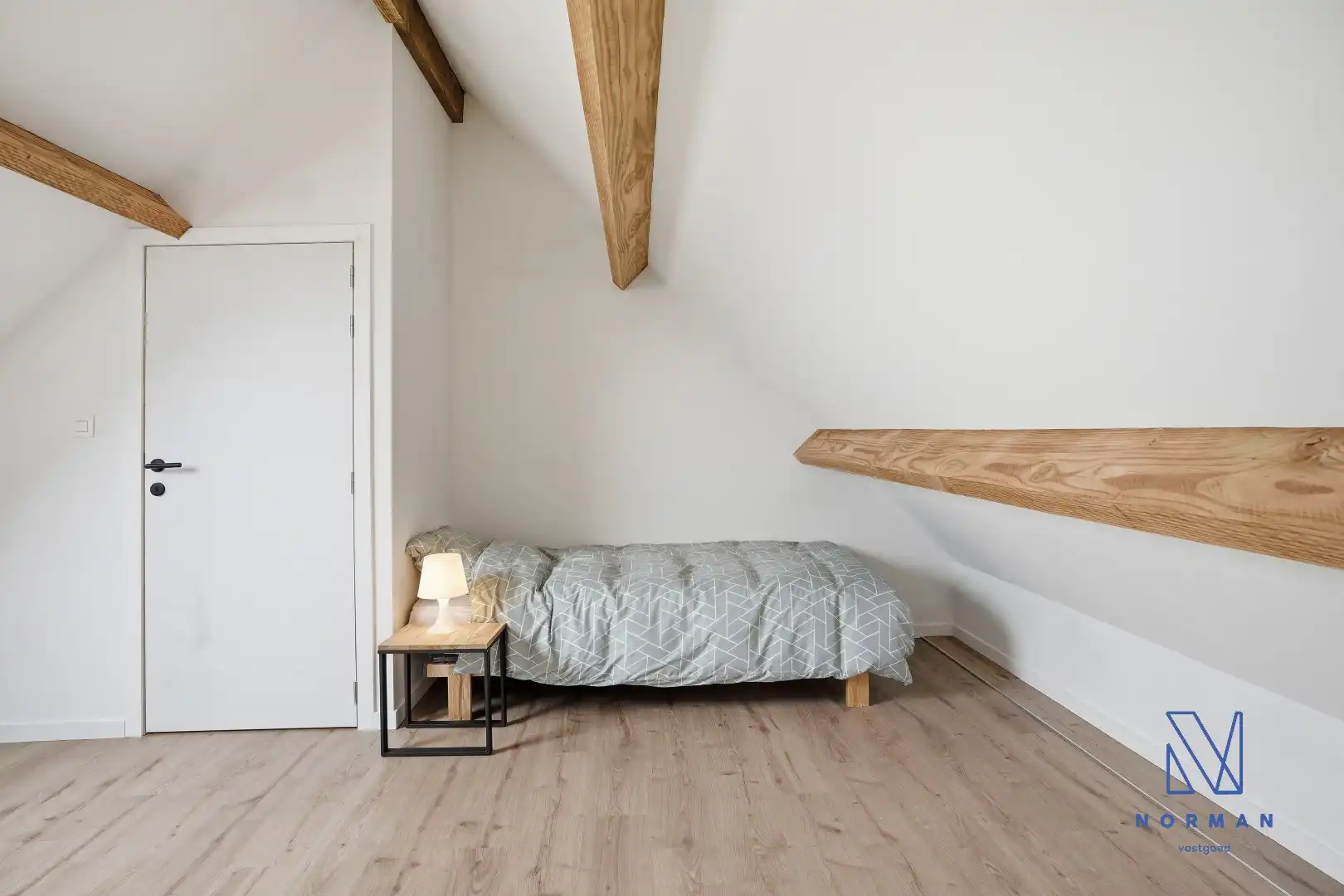 Instapklare, volledig gerenoveerde woning te koop met EPC A, uitgerust met zonnepanelen, drie slaapkamers en een aangelegde tuin. foto 26