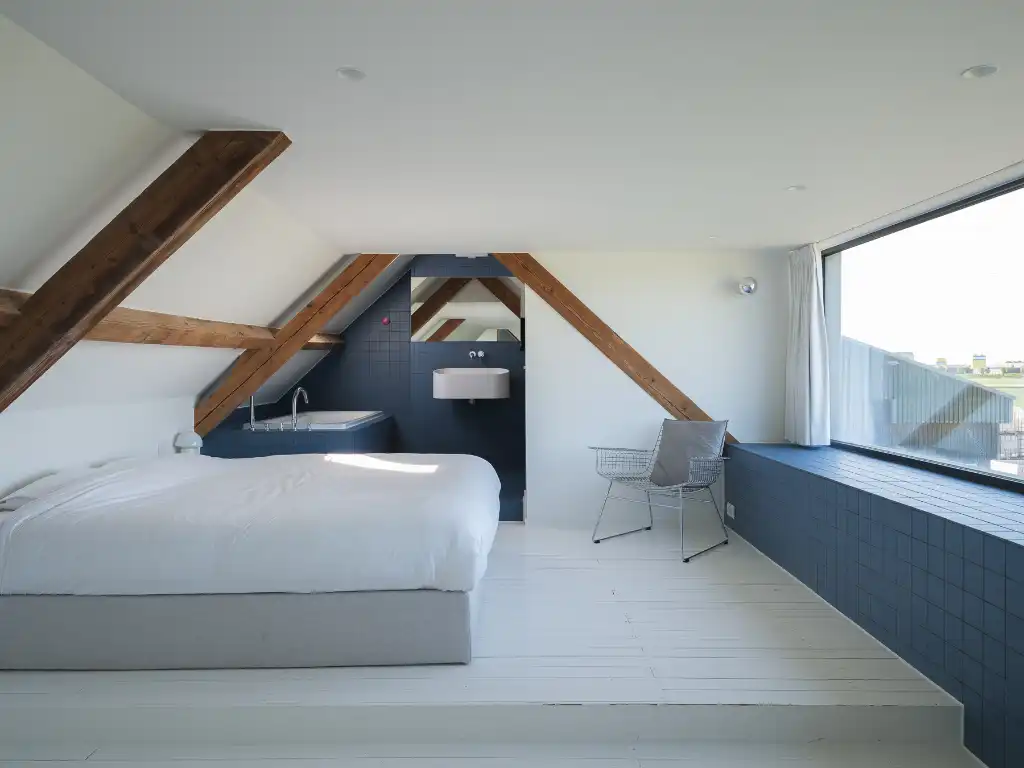 Breskens – Uitzonderlijke eigendom waar authenticiteit, karakter en strakke architectuur naadloos in elkaar samenvloeien op een exclusieve locatie tussen de velden en op een boogscheut van het strand. foto 24